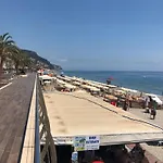 Relaxed Coastal In Lejlighed
